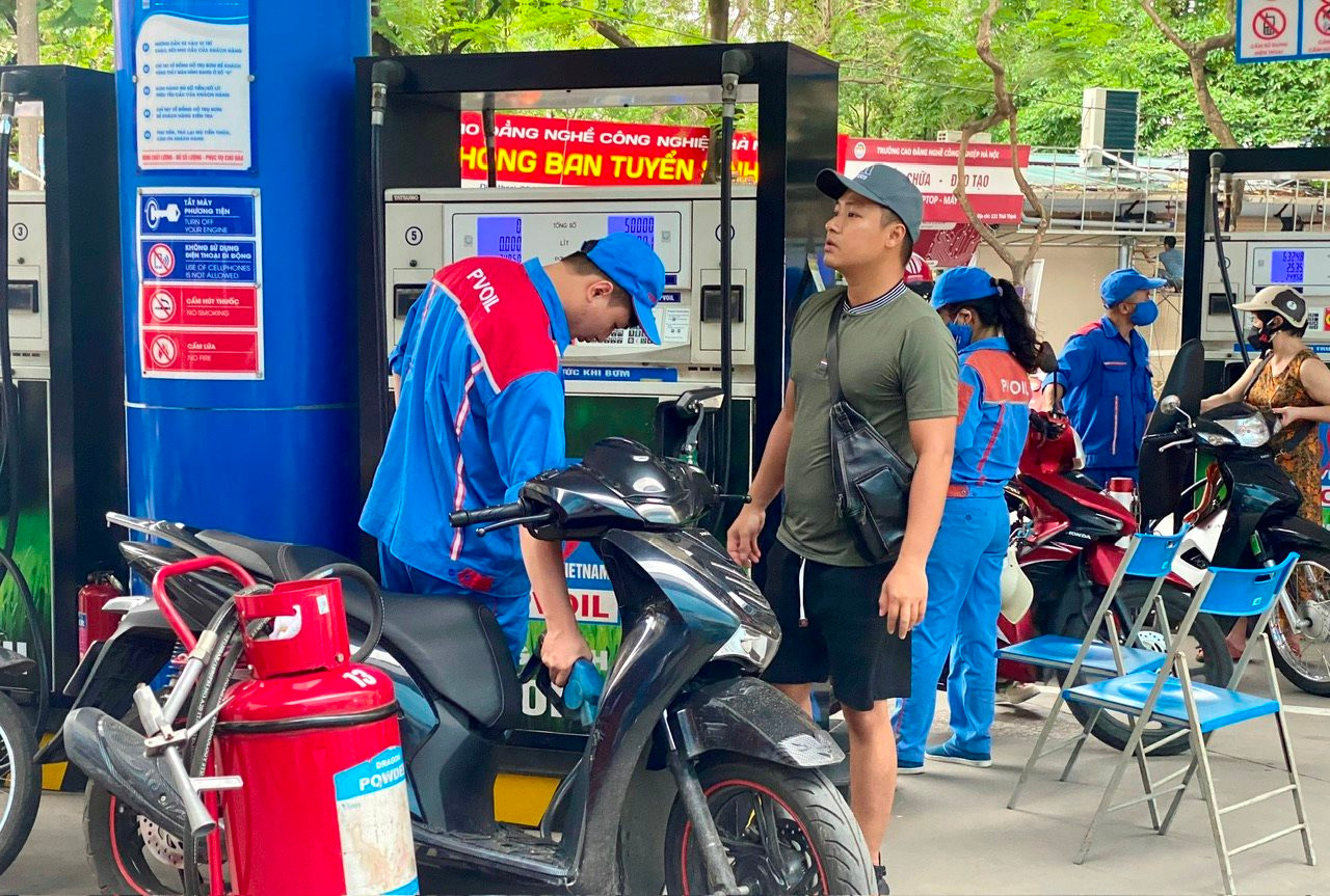 Giá xăng E5RON92, RON95-III tăng nhẹ