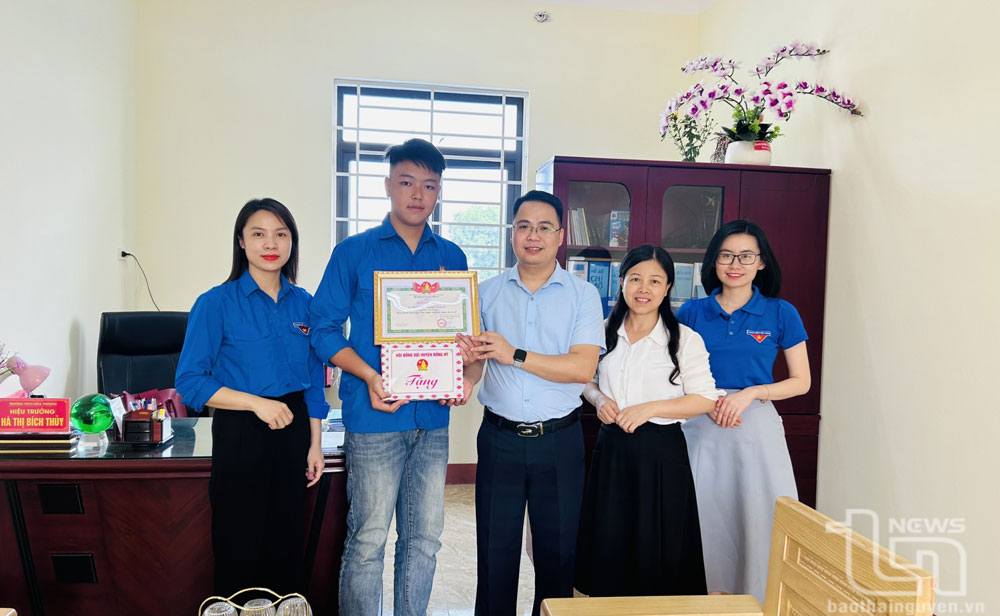 Biểu dương học sinh cứu người có ý định tự tử