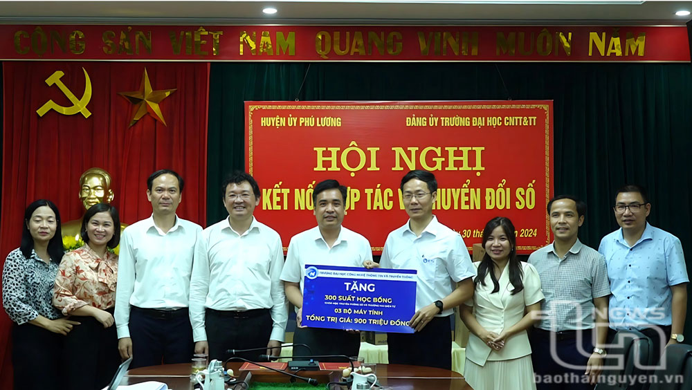 Trường Đại học Công nghệ thông tin và Truyền thông hỗ trợ huyện Phú Lương chuyển đổi số