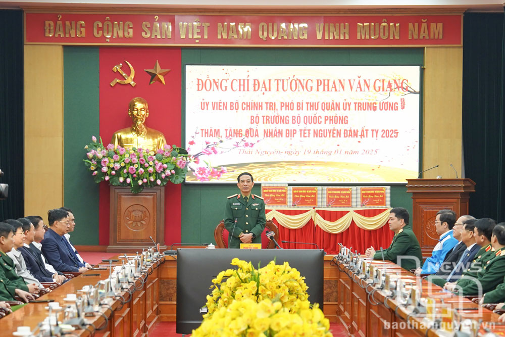 Đại tướng, Bộ trưởng Bộ Quốc phòng Phan Văn Giang thăm, tặng quà Tết tại Thái Nguyên