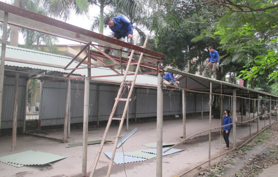 Tháo dỡ chợ tạm trên đường Phố Hương