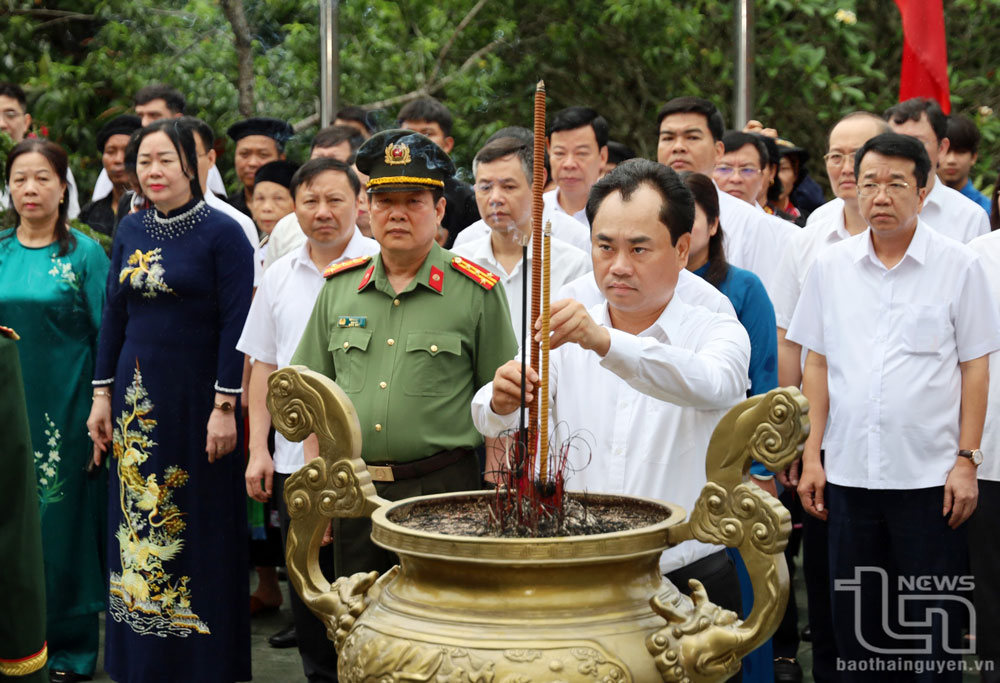 Lãnh đạo tỉnh dâng hương tại ATK Định Hóa