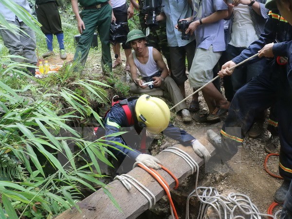 Đưa được 1 trong 3 thi thể nạn nhân ngạt khí ở Thanh Hóa ra ngoài
