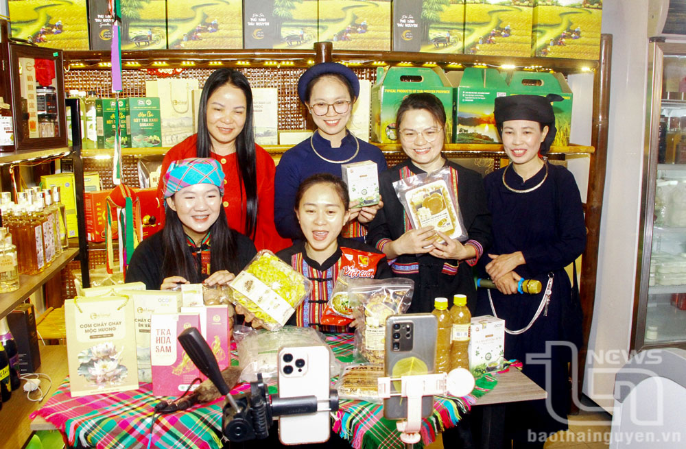 Công nghệ số - 'đòn bẩy' mới cho giảm nghèo bền vững - Kỳ 3: Người dân 'reset' tư duy