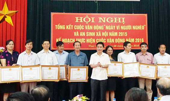 Tiếp tục phối hợp vận động ủng hộ xây dựng “Quỹ vì người nghèo”