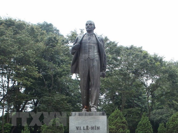 Lãnh đạo Hà Nội dâng hoa kỷ niệm 148 năm ngày sinh V.I. Lenin