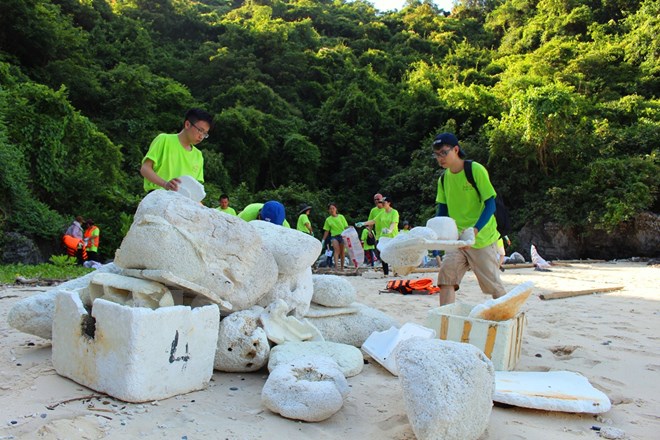 Gian nan chiến dịch làm sạch những hòn đảo ngập rác ở Vịnh Hạ Long