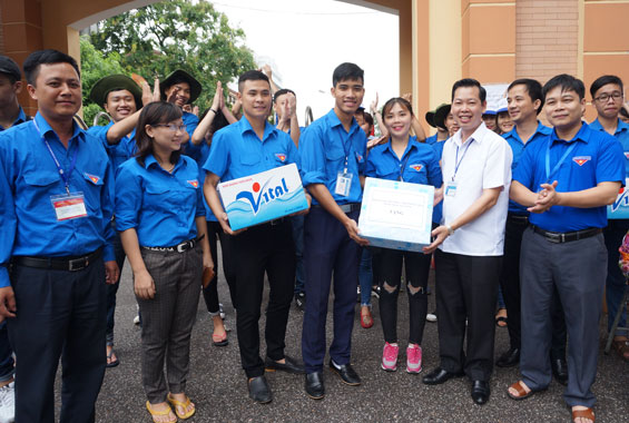 Thăm, tặng quà các chốt “Tiếp sức mùa thi”