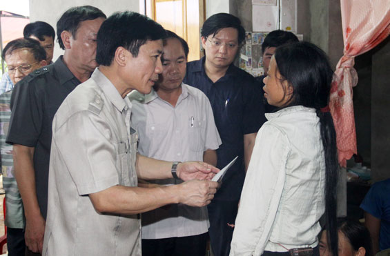 Đoàn công tác của tỉnh đến động viên và hỗ trợ gia đình nạn nhân bị lũ cuốn trôi