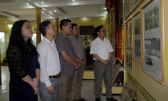 Dâng hương báo công với Bác
