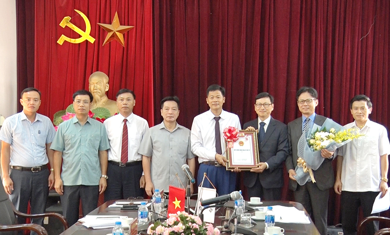 Trao giấy chứng nhận đăng ký đầu tư 