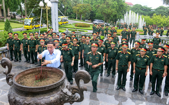 Đoàn cán bộ, giảng viên, học viên của Học viện Quốc phòng làm việc tại Thái Nguyên 