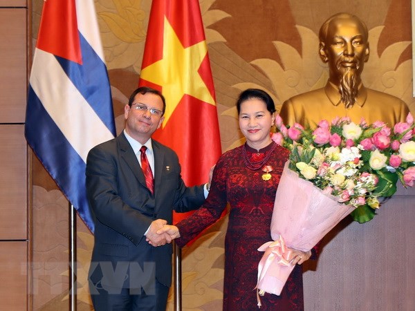 Chủ tịch Quốc hội nhận Huân chương Đoàn kết của Hội đồng Nhà nước Cuba