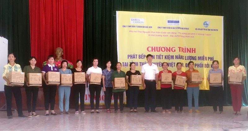 Trao tặng 720 bếp đun tiết kiệm năng lượng cho hội viên phụ nữ 