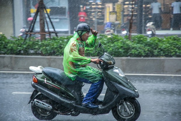Bắc Bộ có mưa và dông, Trung Bộ vẫn nắng nóng trong nhiều ngày tới