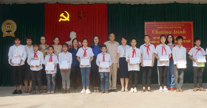 Trao 26 xuất học bổng cho học sinh nghèo vượt khó 