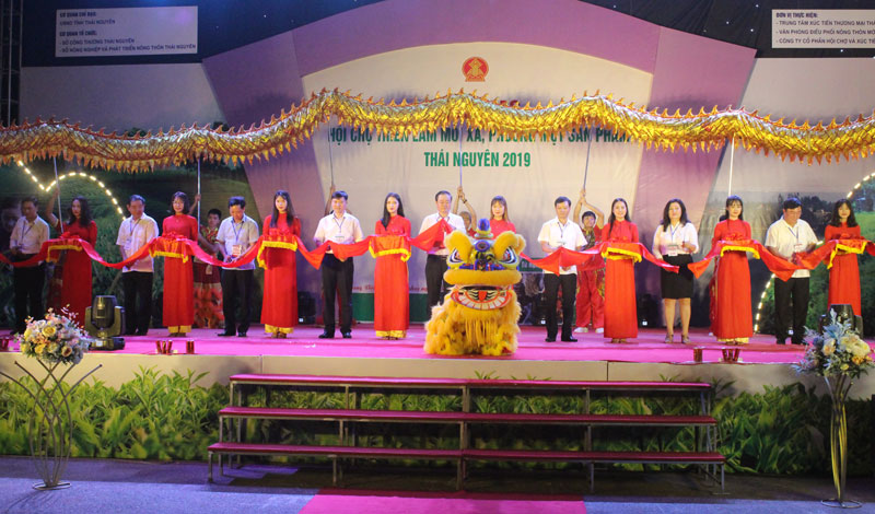 Nhiều sản vật địa phương thu hút sự quan tâm của đông đảo người dân 
