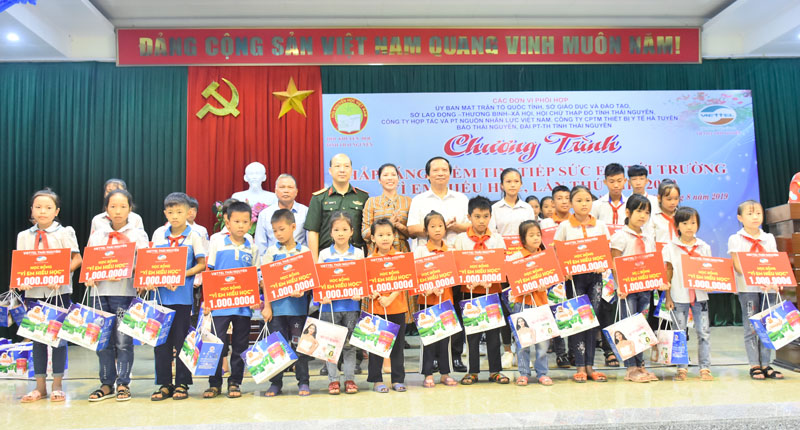 Trao học bổng “Thắp sáng niềm tin tiếp sức em tới trường vì em hiếu học” cho 200 học sinh 