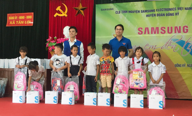 Nhiều hoạt động hướng về học sinh ở vùng khó khăn