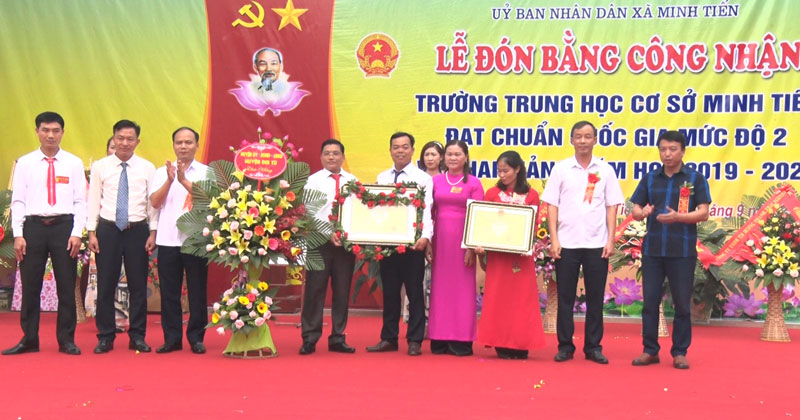Trường THCS Minh Tiến đón Bằng công nhận Trường đạt chuẩn Quốc gia 