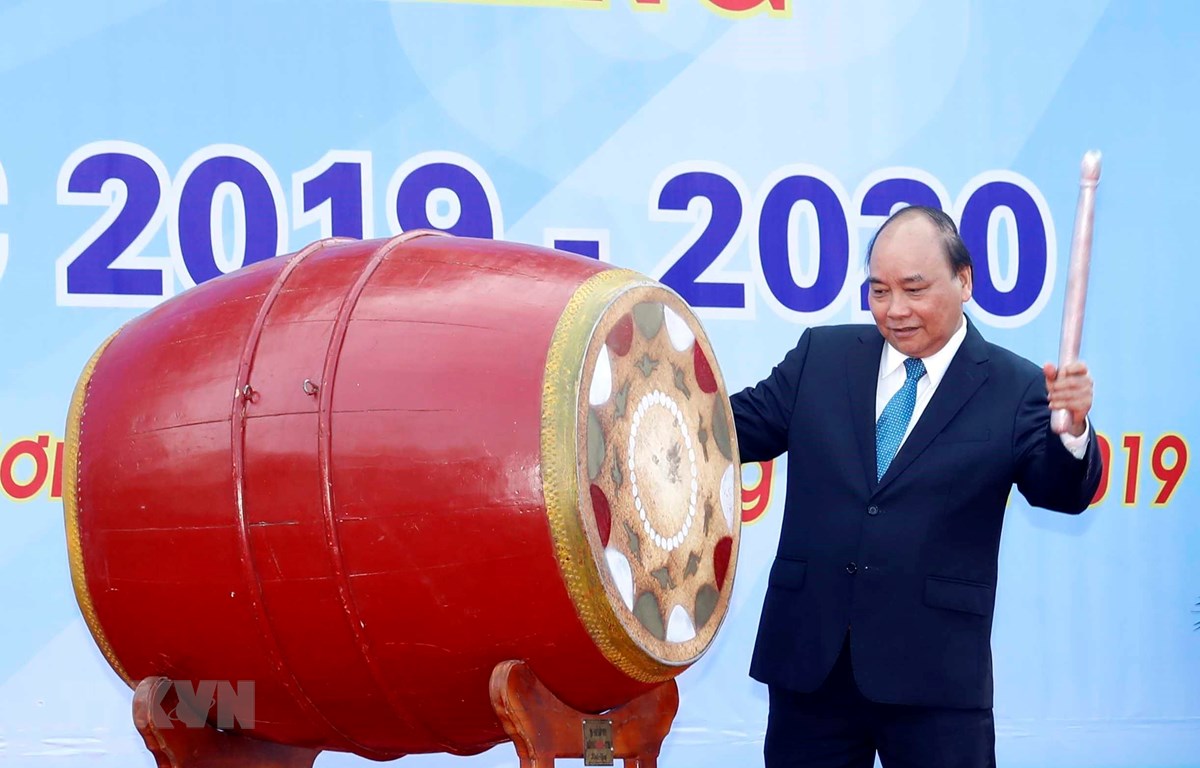 Thủ tướng đánh trống khai giảng tại Trường THPT Sơn Tây