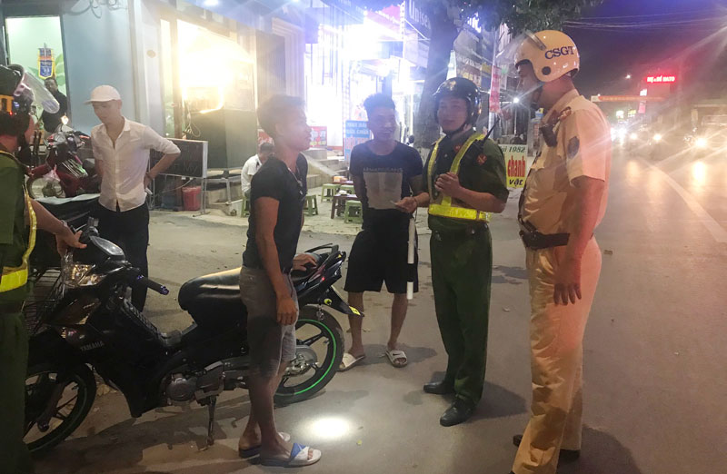 Học sinh đua xe - trách nhiệm của người lớn 