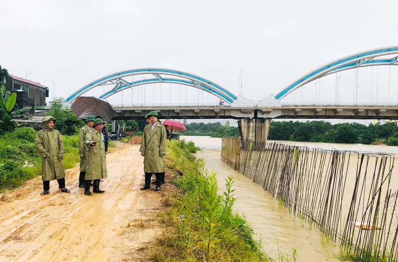 Lãnh đạo tỉnh đi kiểm tra tình hình mưa lũ 
