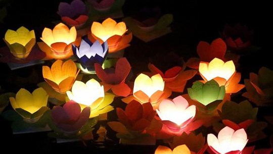 Hội hoa đăng trên sông Lục Đầu nói 'không' với rác thải nhựa