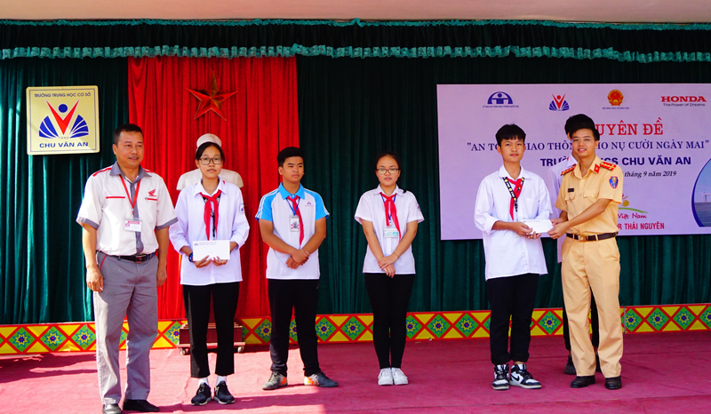 Khởi động chương trình “An toàn giao thông cho nụ cười ngày mai” 
