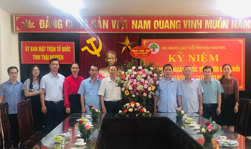 Lãnh đạo tỉnh chúc mừng nhân kỷ niệm Ngày Quốc tế Người cao tuổi