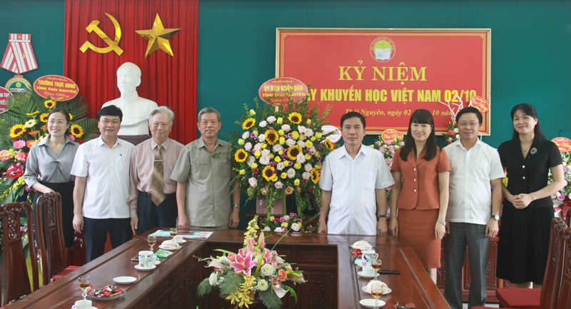 Lãnh đạo tỉnh tặng hoa, chúc mừng Hội Khuyến học tỉnh