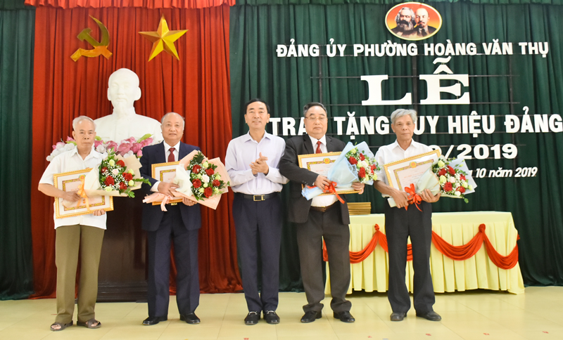 Trao Huy hiệu Đảng cho 38 đảng viên