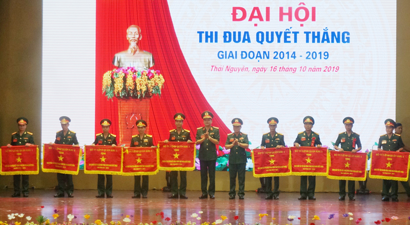 Tiếp tục đẩy mạnh phong trào thi đua quyết thắng