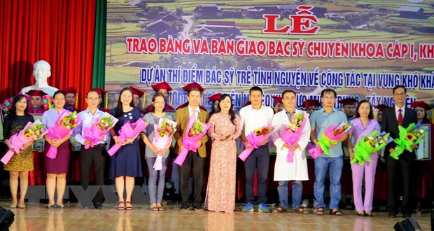 Bàn giao, đưa 27 bác sỹ chuyên khoa về công tác tại vùng khó khăn