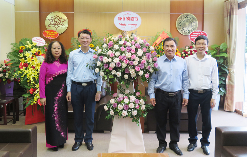 Lãnh đạo tỉnh chúc mừng Ngày truyền thống Văn phòng cấp ủy