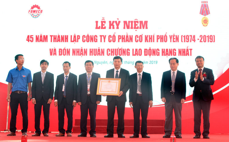 Công ty CP Cơ khí Phổ Yên đón nhận Huân chương Lao động hạng Nhất