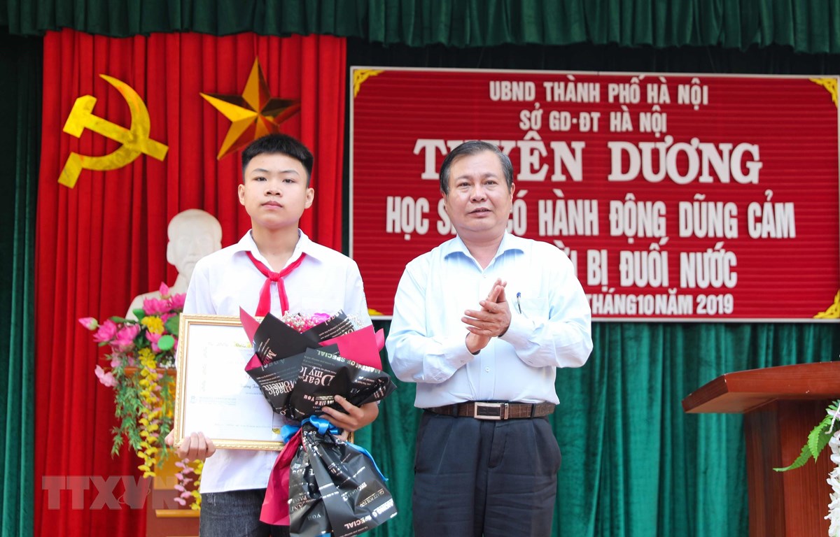 Hà Nội khen thưởng học sinh dũng cảm cứu 2 em nhỏ bị đuối nước