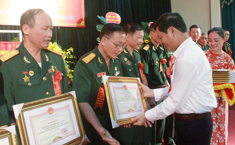 Khen thưởng nhiều tập thể, cá nhân tiêu biểu