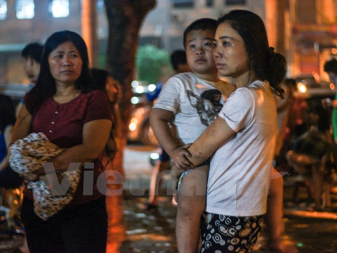 Hà Nội: Cháy chung cư Linh Đàm giữa đêm, dân bỏ nhà tháo chạy
