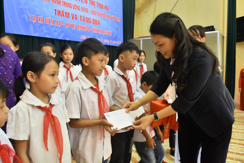 Chủ tịch Hội LHPN Việt Nam thăm và tặng quà tại huyện Định Hóa