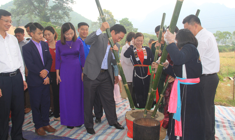 Các đồng chí lãnh đạo tỉnh dự Ngày hội đại đoàn kết toàn dân tộc