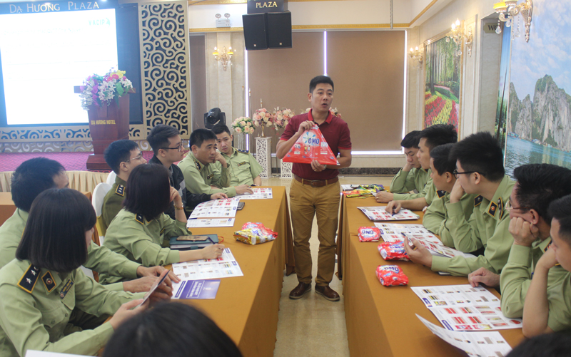 Tập huấn phân biệt hàng thật, hàng giả