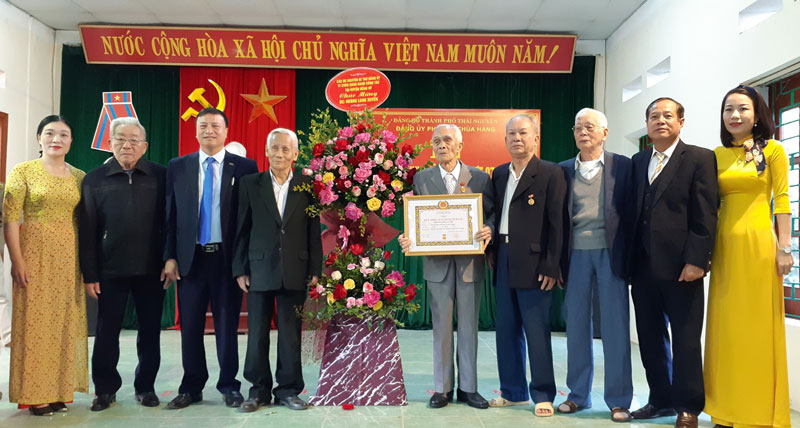 Trao huy hiệu 75 tuổi Đảng cho cụ Hoàng Long Xuyên