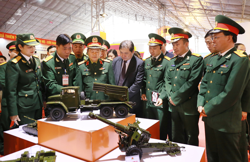 Đại tướng Đỗ Bá Tỵ thăm Triển lãm quốc phòng tại Thái Nguyên