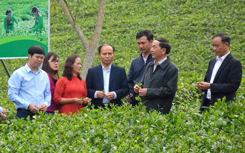 Bí thư Tỉnh ủy dâng hương tưởng nhớ các Anh hùng liệt sĩ và thăm một số cơ sở sản xuất