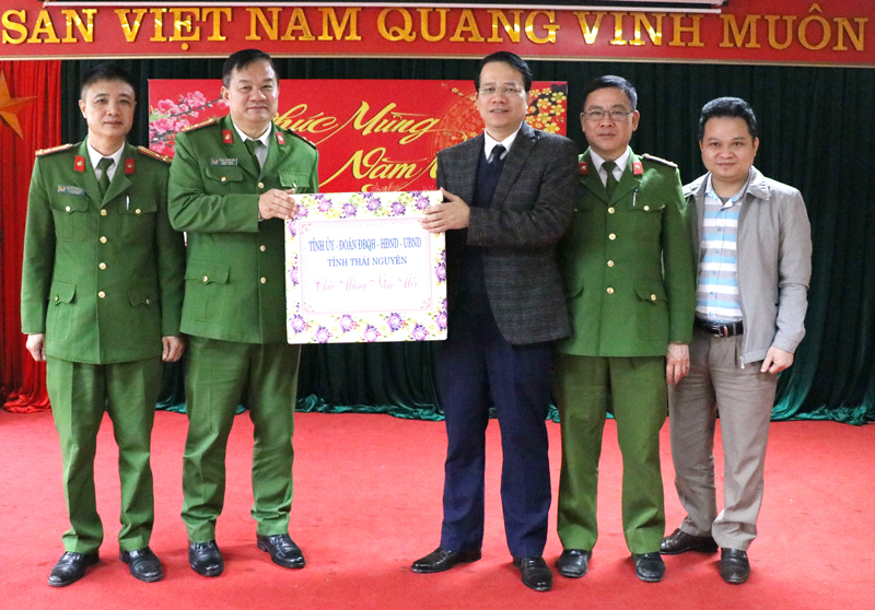 Lãnh đạo tỉnh tặng quà, chúc Tết các đơn vị