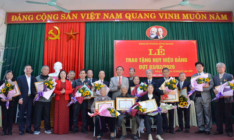 Trao tặng Huy hiệu Đảng