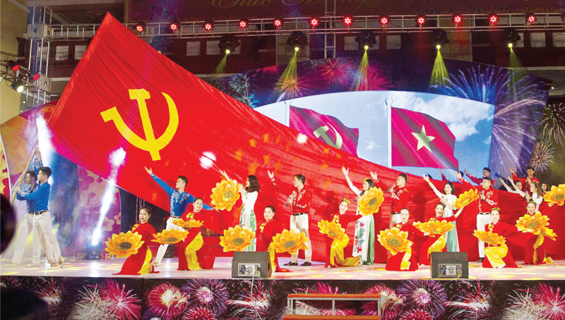 Chín mươi năm đời ta có Đảng!