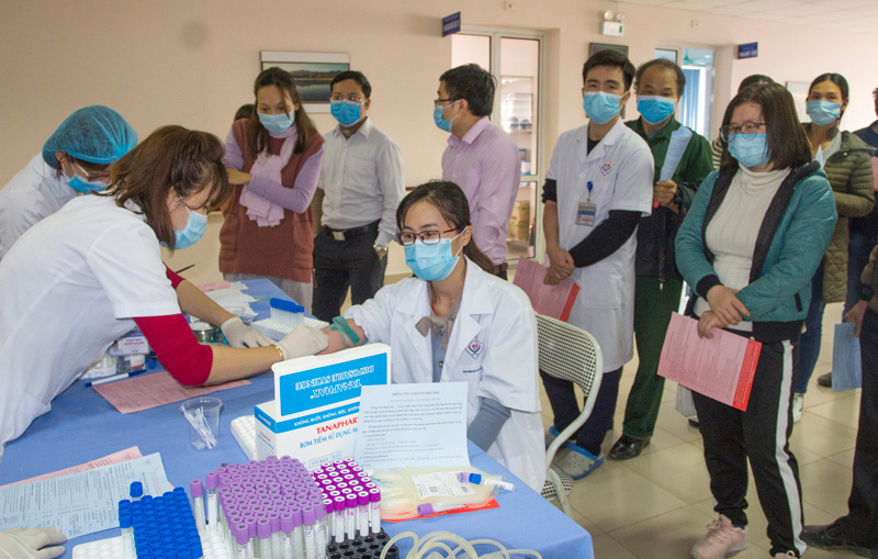 Hàng trăm người tham gia hiến máu đầu Xuân