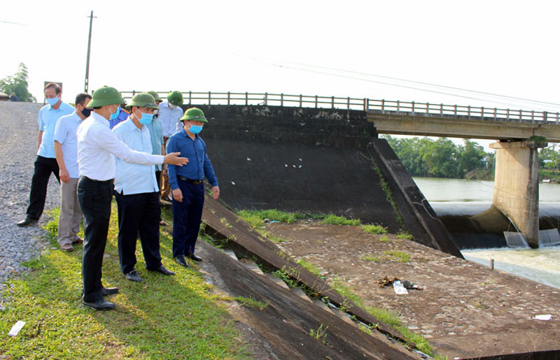 Đồng chí Chủ tịch UBND tỉnh kiểm tra tình hình sản xuất nông nghiệp và công tác phòng, chống lụt bão
